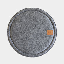 Load image into Gallery viewer, Round day bed for cats and small dogs