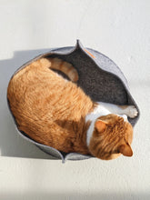 Load image into Gallery viewer, Warm cat nest - multiple colors and sizes