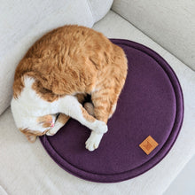 Load image into Gallery viewer, Round day bed for cats and small dogs
